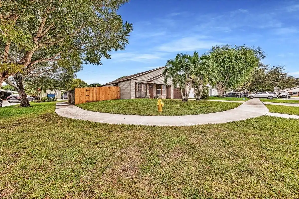 1000 SW 133rd Ter, Davie: photo 1 of 12