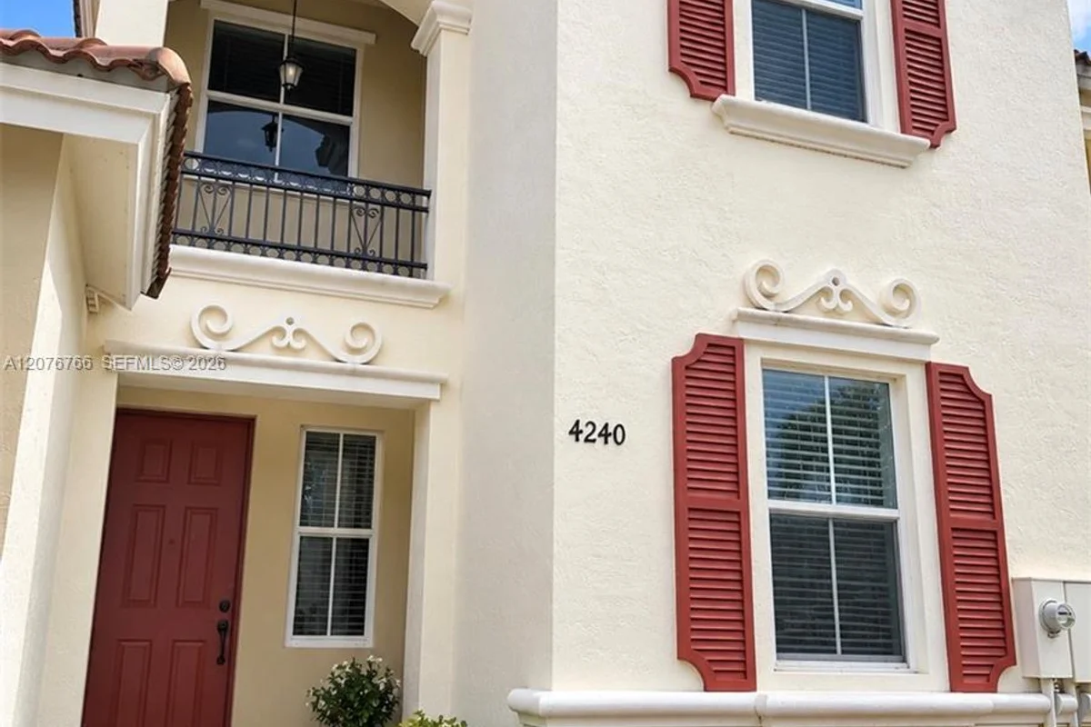 4240 NE 9th St, Homestead: photo 1 of 35