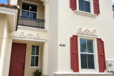 4240 NE 9th St, Homestead: photo 1 of 35