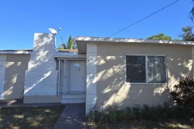 1259 NW 34th Ave, Miami: photo 1 of 10