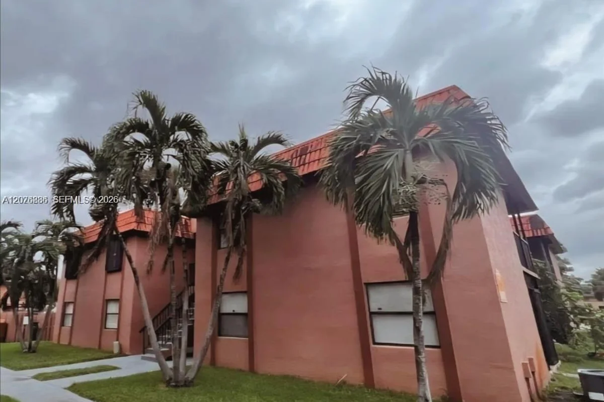 Condo in Hialeah: photo 1 of 1