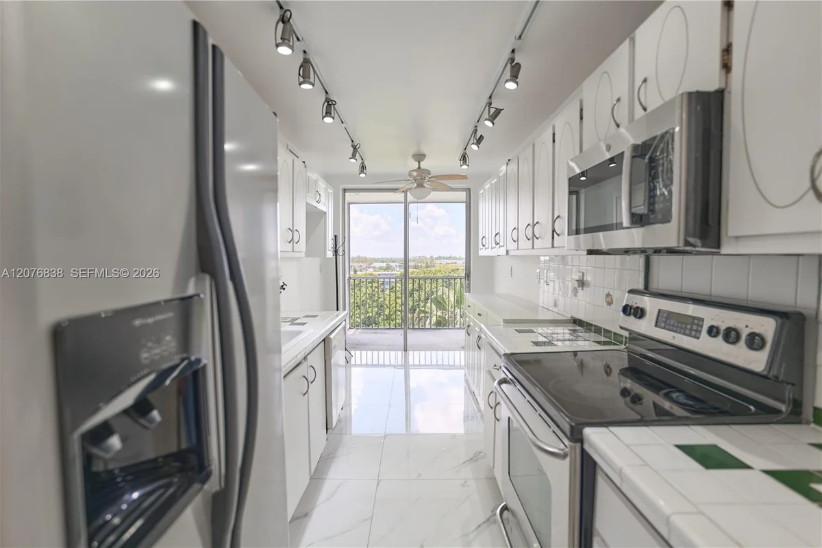 1750 NE 191st St #829-4, Miami: photo 1 of 25