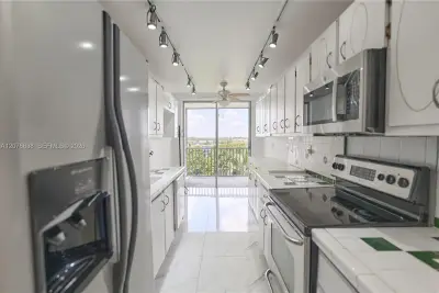 1750 NE 191st St #829-4, Miami: photo 1 of 25