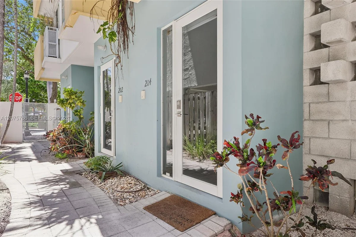 204 Washington Ave #13, Miami Beach: photo 1 of 46