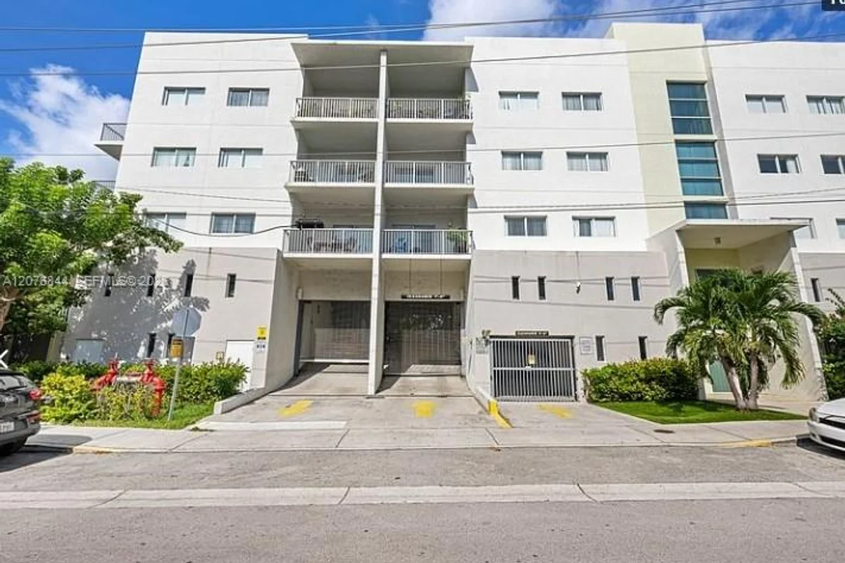 900 SW 7th St #503, Miami: photo 1 of 17