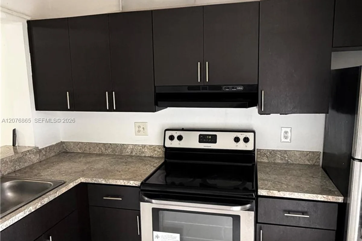 95 NE 41st St #O219, Oakland Park: photo 1 of 10