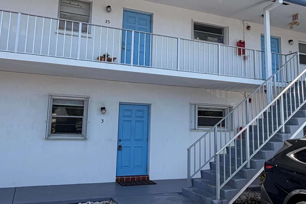 410 W Palm St, Lantana: photo 1 of 7
