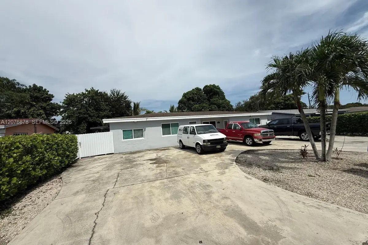 14321 NW 16th Ct, Miami: photo 1 of 34