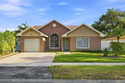 8635 SW 15th St, Pembroke Pines: photo 1 of 32