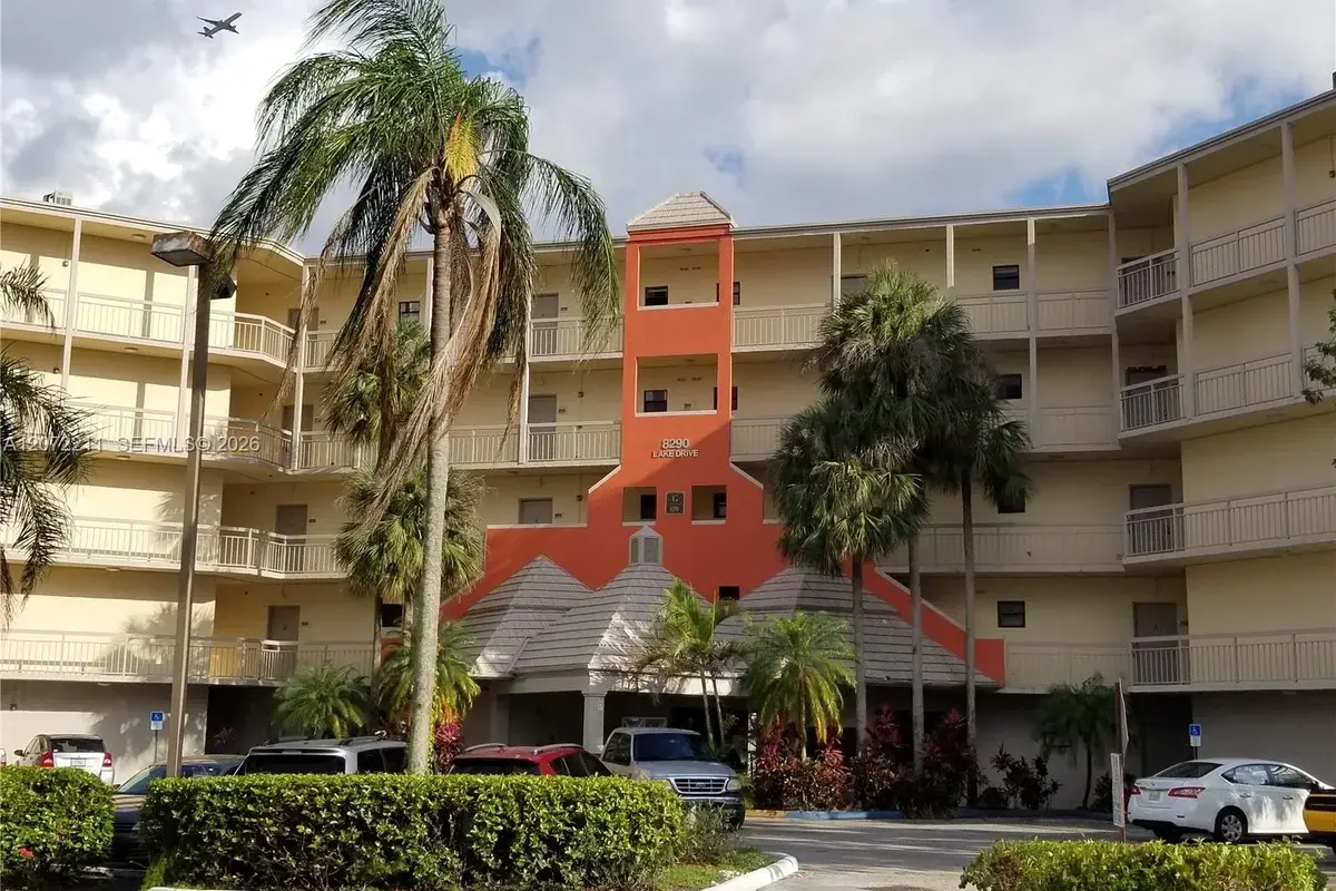 8290 Lake Dr #440, Doral: photo 1 of 9