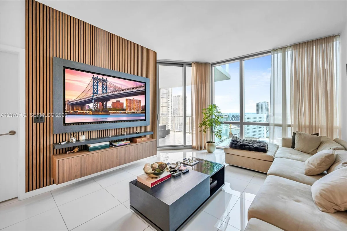 851 NE 1st Ave #2408, Miami: photo 1 of 25