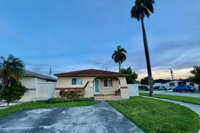 1092 W 32nd St, Hialeah: photo 1 of 34