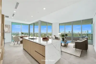 2411 Laguna Cir #2511, North Miami: photo 1 of 101