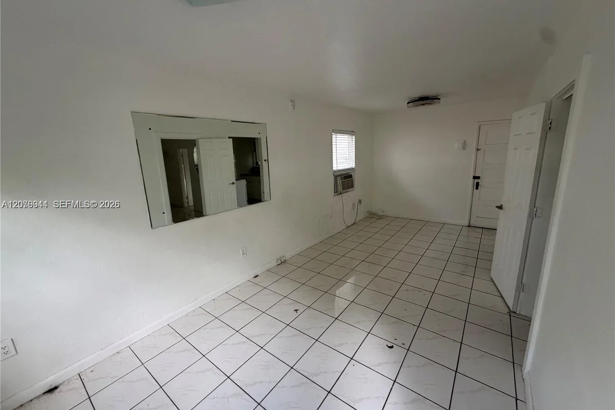 2430 SW 25th Ter #3, Miami: photo 1 of 6