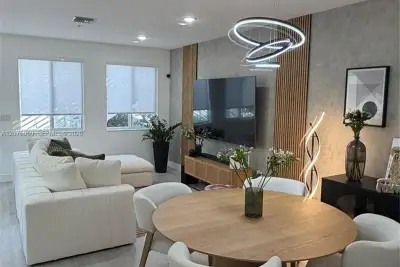 10300 NW 66th St, Doral: photo 1 of 72