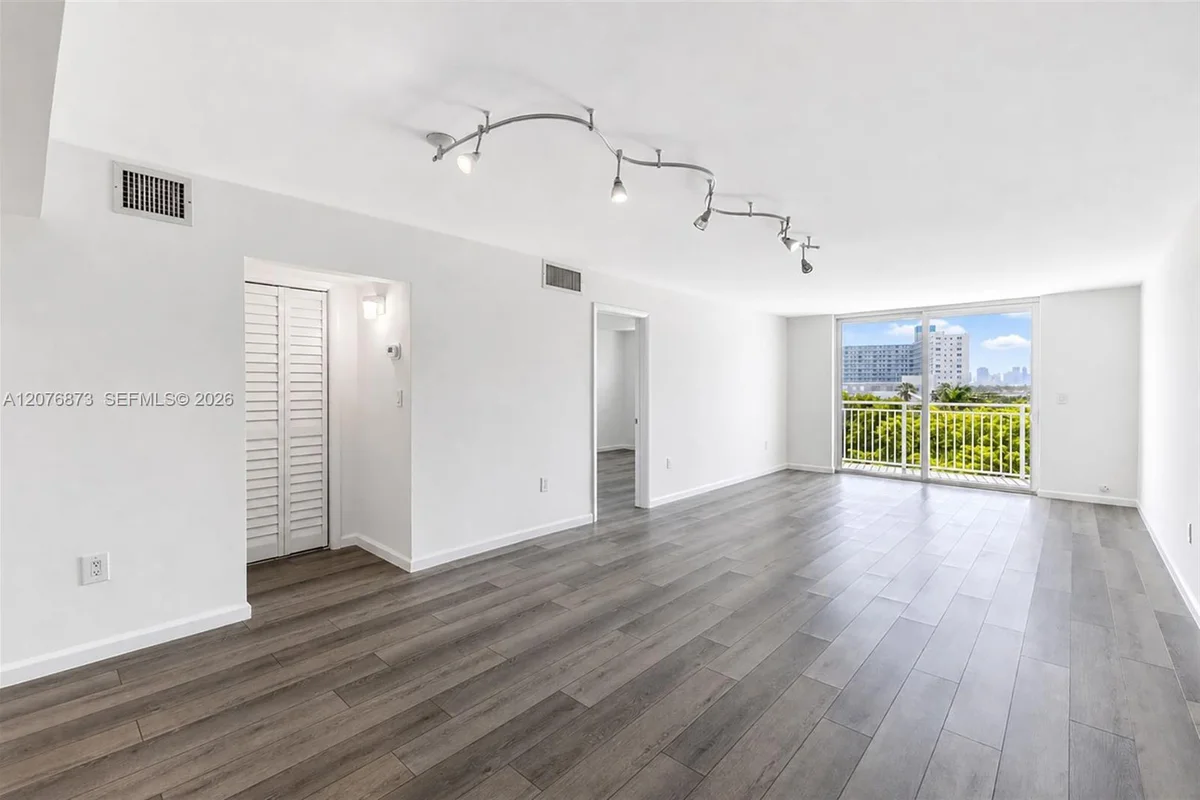 1045 10th St #604, Miami Beach: photo 1 of 41