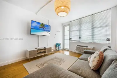 300 74th St #6, Miami Beach: photo 1 of 10