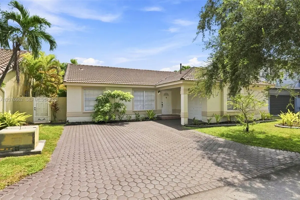 19181 NW 89th Ave, Hialeah: photo 1 of 40