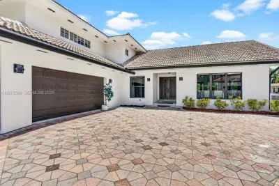 343 Centre Island, Golden Beach: photo 1 of 55