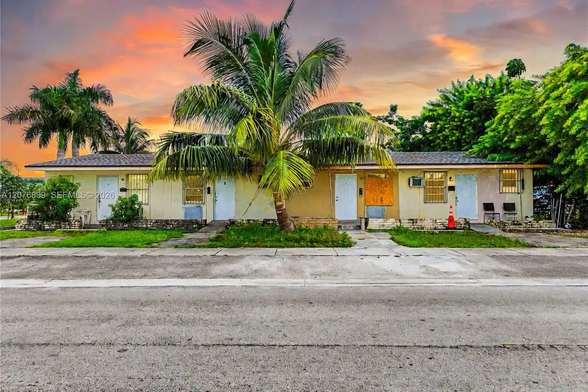 1478 NW 2nd Ave, Florida City: photo 1 of 74