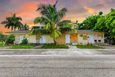 1478 NW 2nd Ave, Florida City: photo 1 of 74
