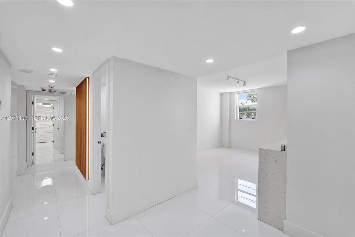 90 Edgewater Dr #104, Coral Gables: photo 1 of 33