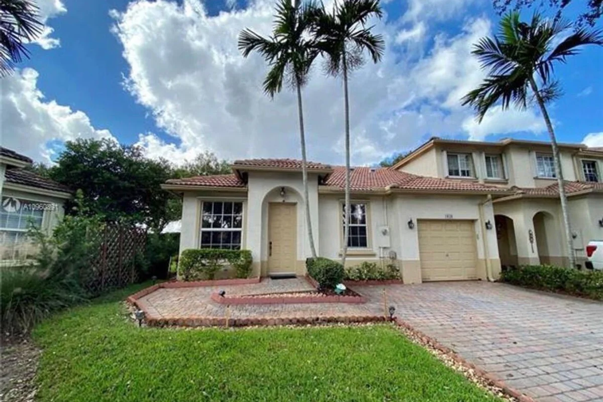 1828 NW 79th Way NW, Pembroke Pines: photo 1 of 13
