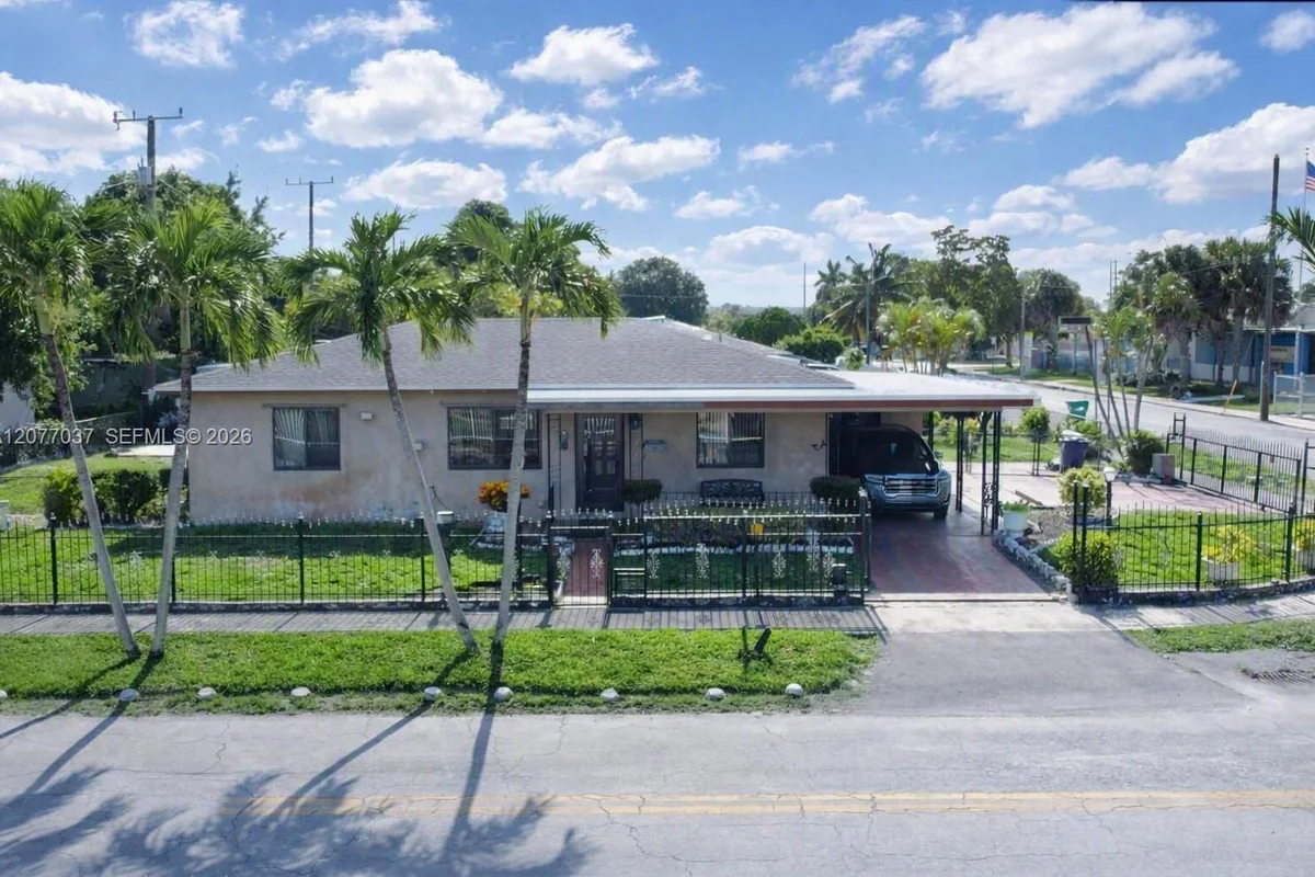 8210 NW 34th Ave, Miami: photo 1 of 16