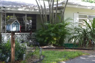 11429 NE 11th Pl, Biscayne Park: photo 1 of 17