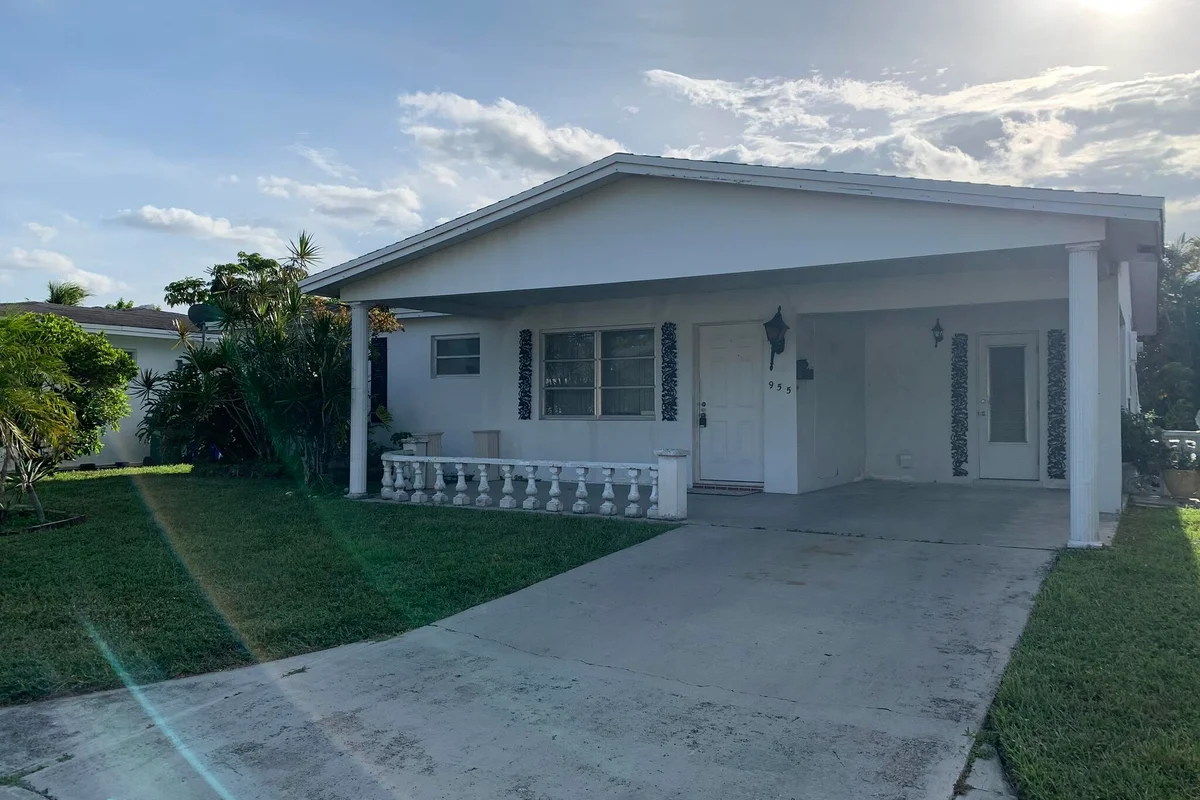 955 NW 69th Ave, Margate: photo 1 of 31