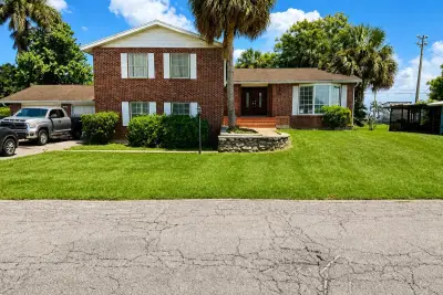 909 NE 3rd St, Belle Glade: photo 1 of 43