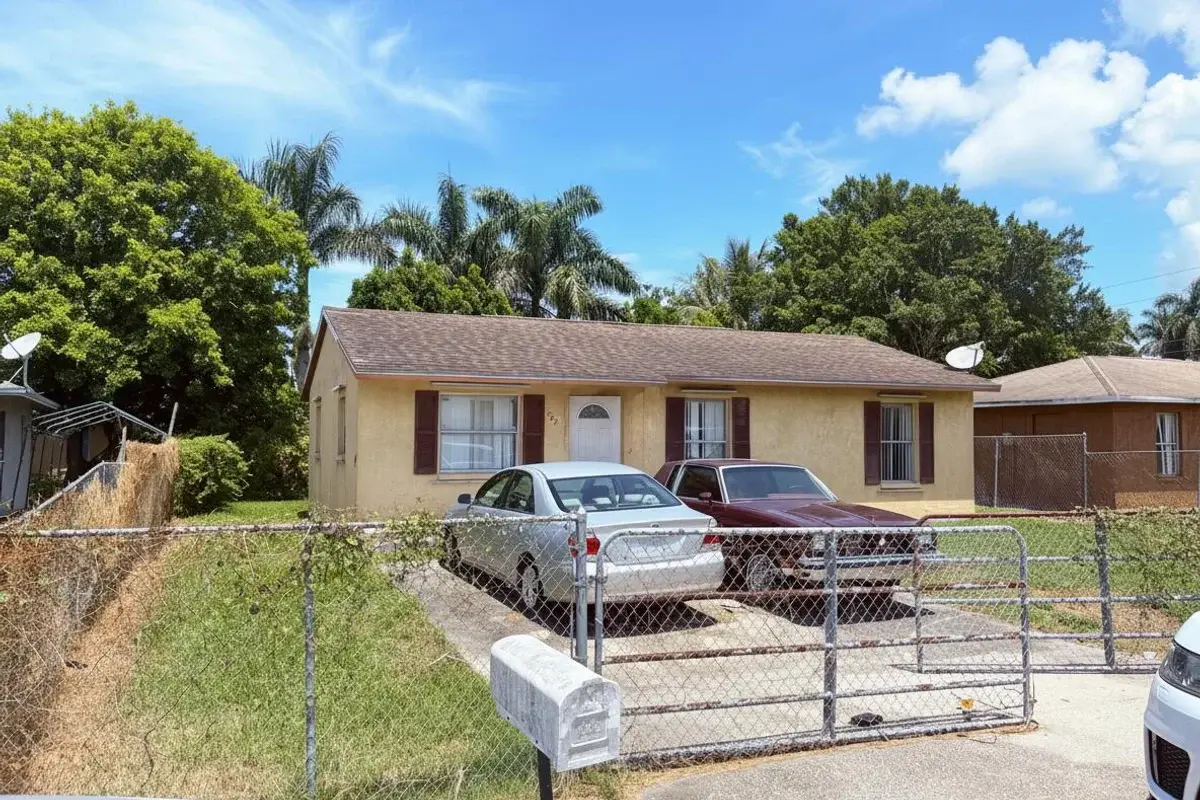 307 Seminole Ct, Pahokee: photo 1 of 13