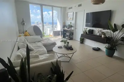 185 SW 7th St #3702, Miami: photo 1 of 15