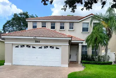 844 Falling Water Rd, Weston: photo 1 of 25