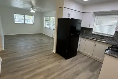 749 SE 15th St #6, Fort Lauderdale: photo 1 of 18