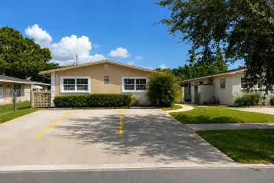 512 SW 10th St, Hallandale Beach: photo 1 of 30