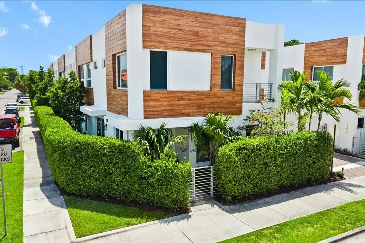 1255 NE 18th Ave, Fort Lauderdale: photo 1 of 54