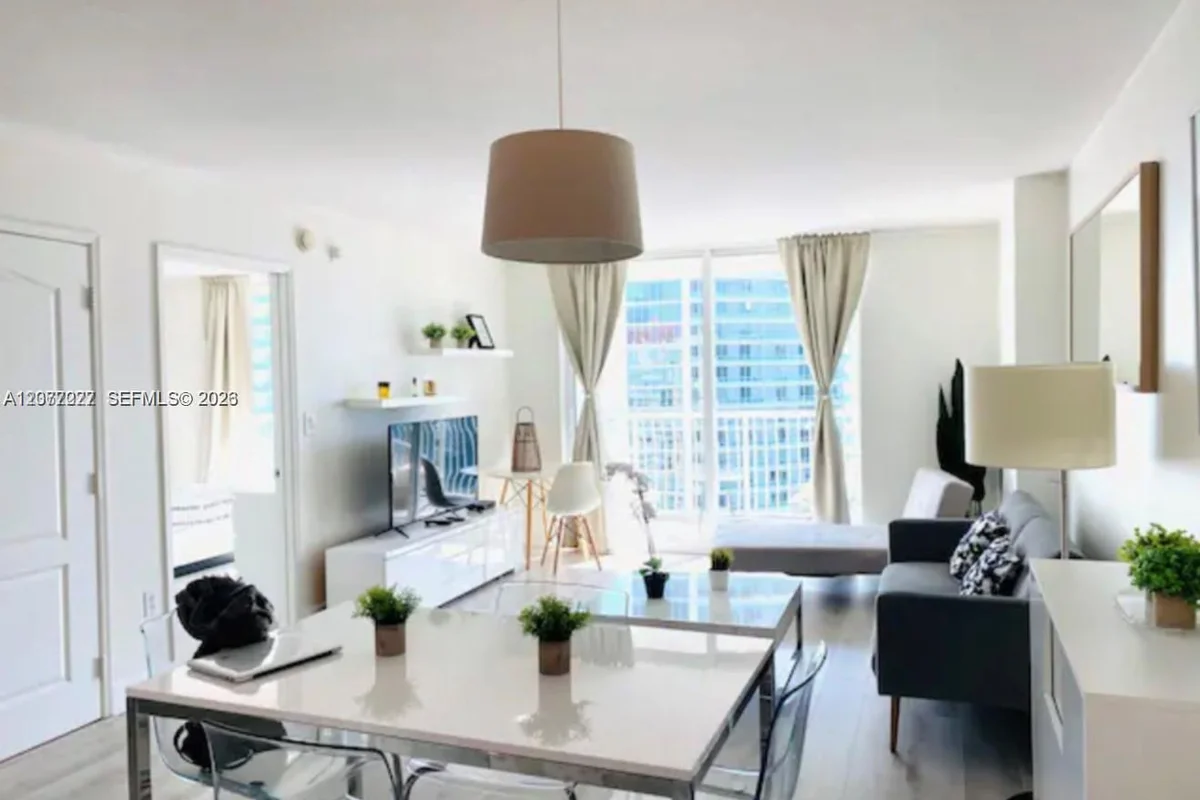 1200 Brickell Bay Dr #3705, Miami: photo 1 of 8