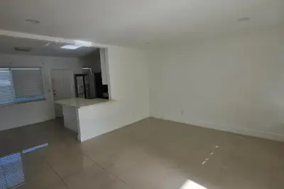 181 NE 168th St #2, North Miami Beach: photo 1 of 6
