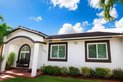 7560 NW 173rd Ln, Hialeah: photo 1 of 4