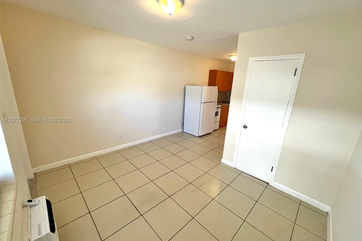 700 NE 85th St #14, Miami: photo 1 of 5