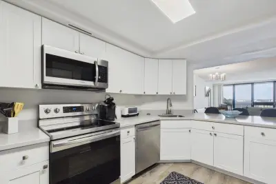 2400 Presidential Way #704, West Palm Beach: photo 1 of 35