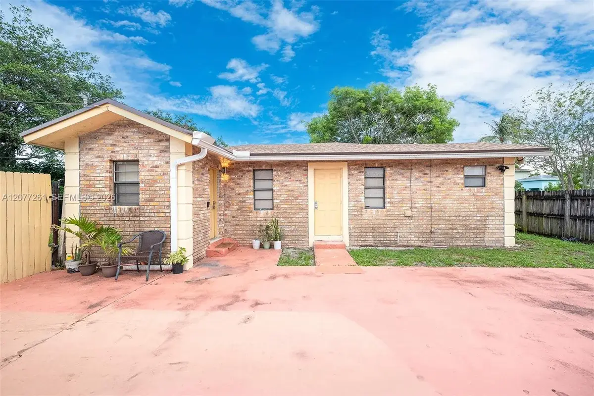 2420 NW 22nd Rd, Fort Lauderdale: photo 1 of 32
