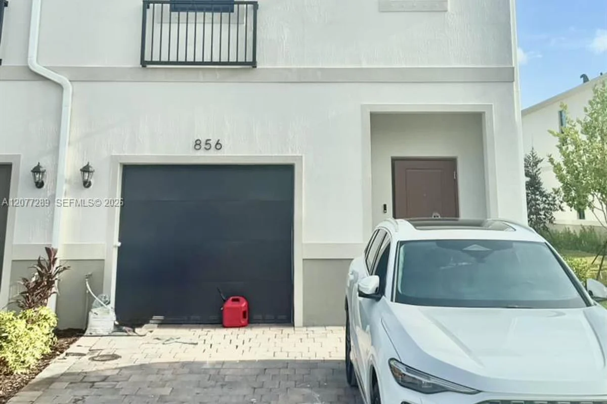 856 SW 11th Way, Florida City: photo 1 of 16