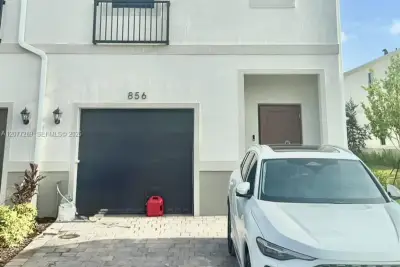 856 SW 11th Way, Florida City: photo 1 of 16