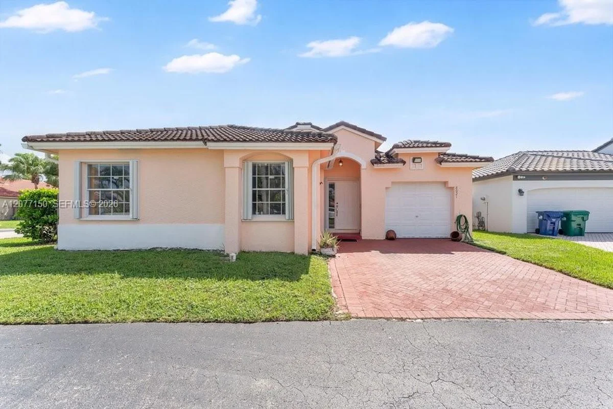 8021 SW 158th Pl, Miami: photo 1 of 32