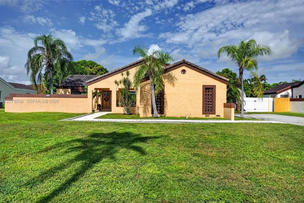 15660 SW 152nd Pl, Miami: photo 1 of 43