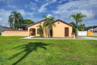 15660 SW 152nd Pl, Miami: photo 1 of 43