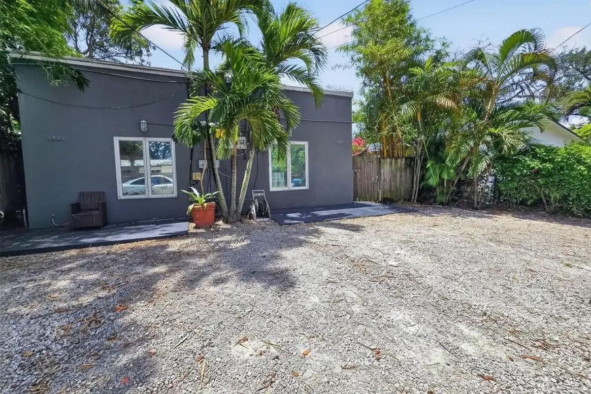 2426 NE 184th St, North Miami Beach: photo 1 of 15