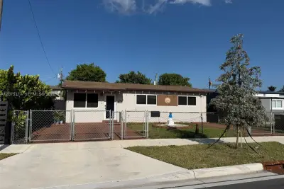 4585 E 9th Ln, Hialeah: photo 1 of 26